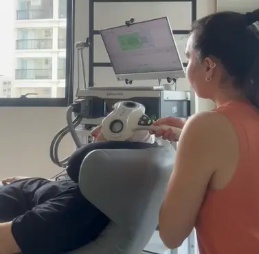 Fisioterapeuta orientando paciente na clínica Força Neural